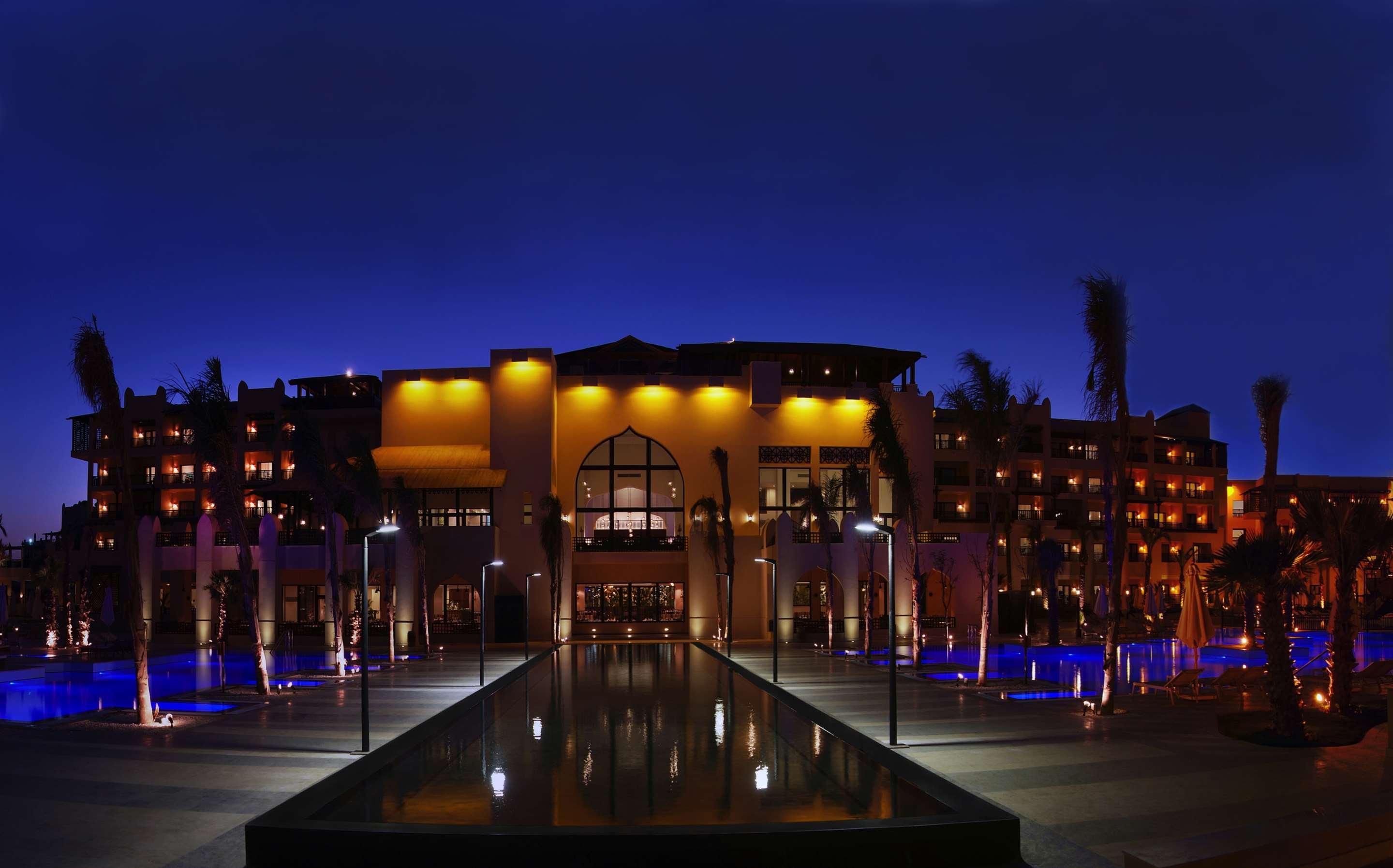 Steigenberger Aqua Magic, All Inclusive Hurghada Esterno foto The Royal Mirage Hotel at night