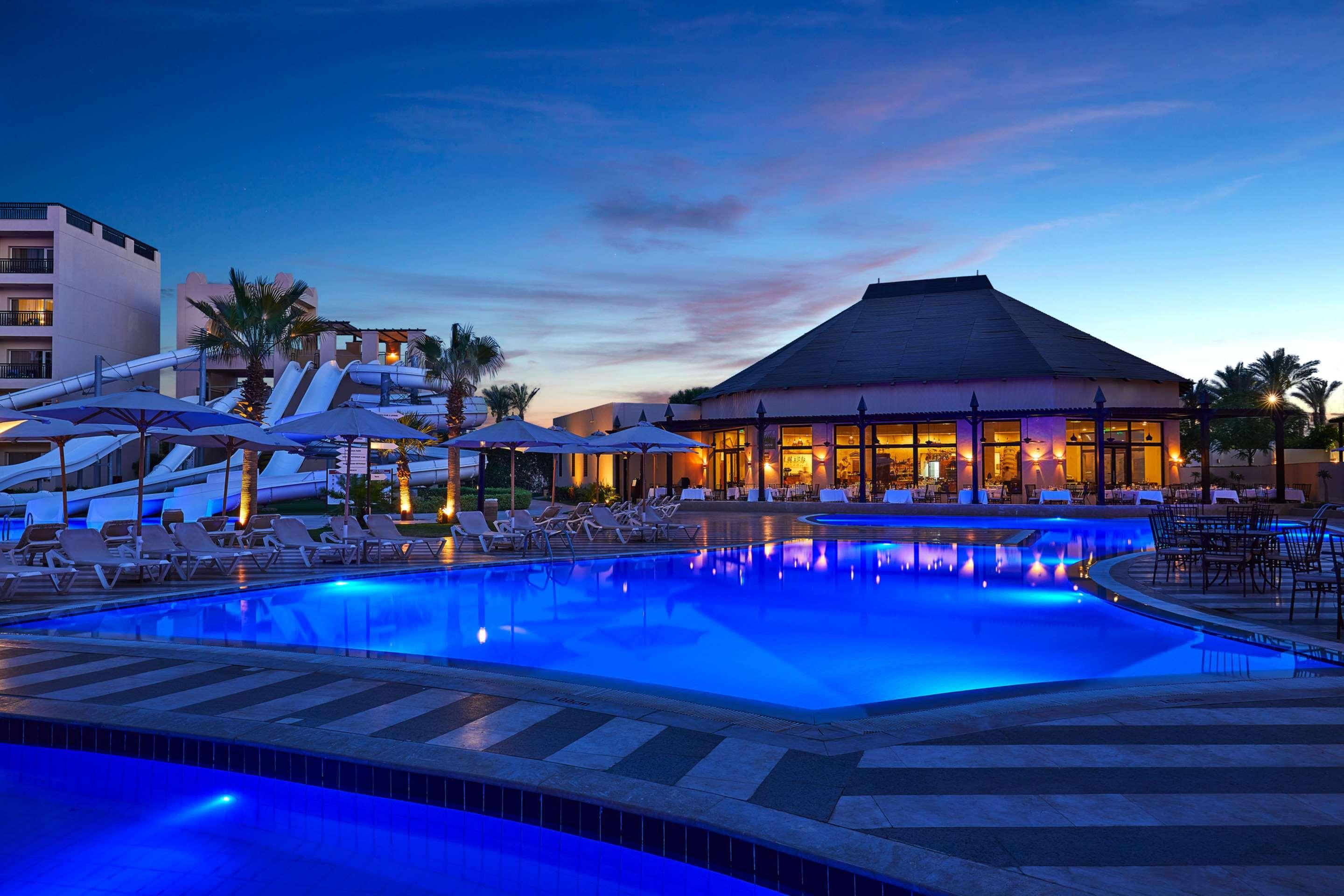 Steigenberger Aqua Magic, All Inclusive Hurghada Esterno foto The resort's main pool at night