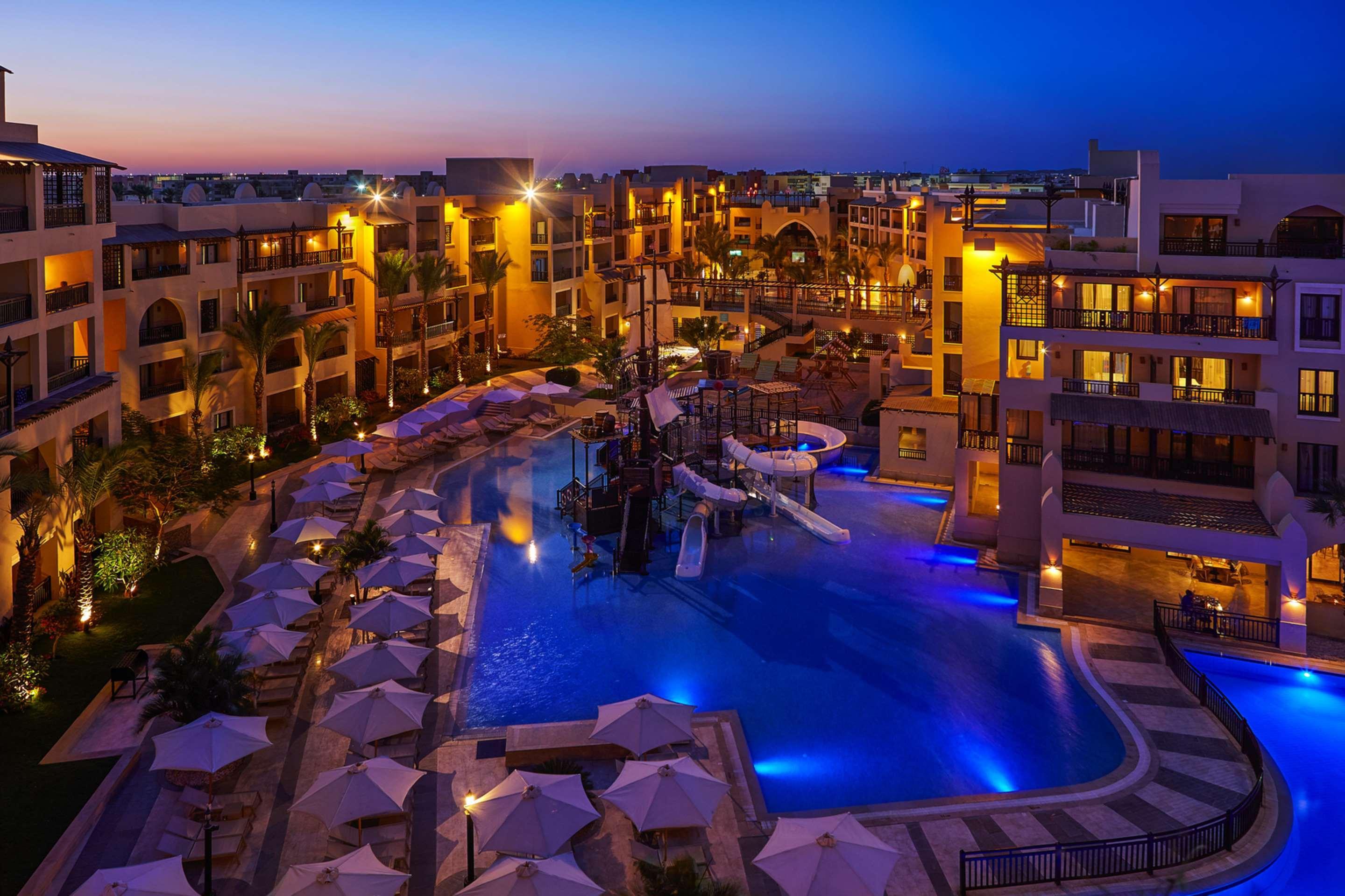Steigenberger Aqua Magic, All Inclusive Hurghada Esterno foto The resort at night