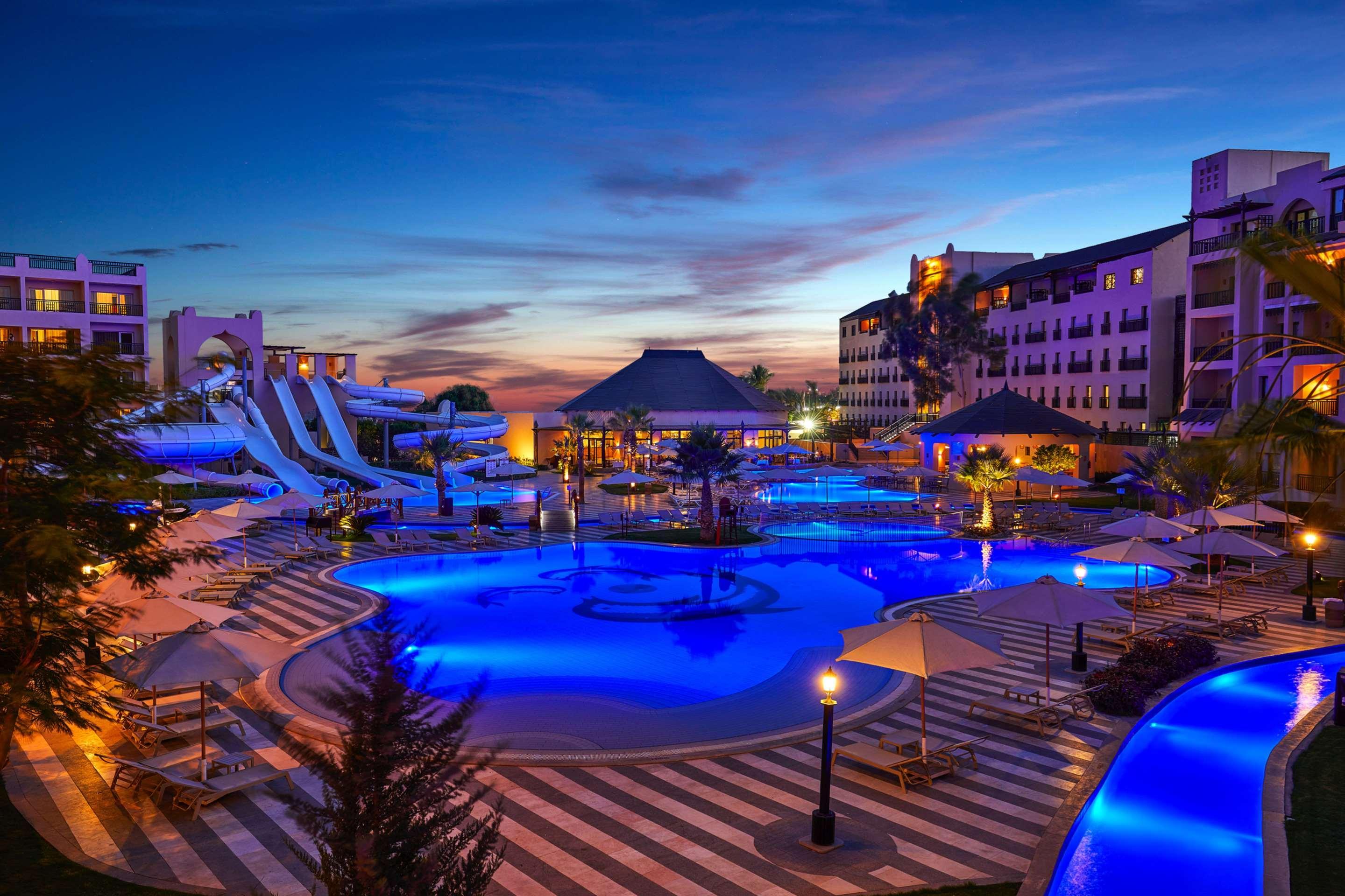 Steigenberger Aqua Magic, All Inclusive Hurghada Esterno foto The resort at sunset