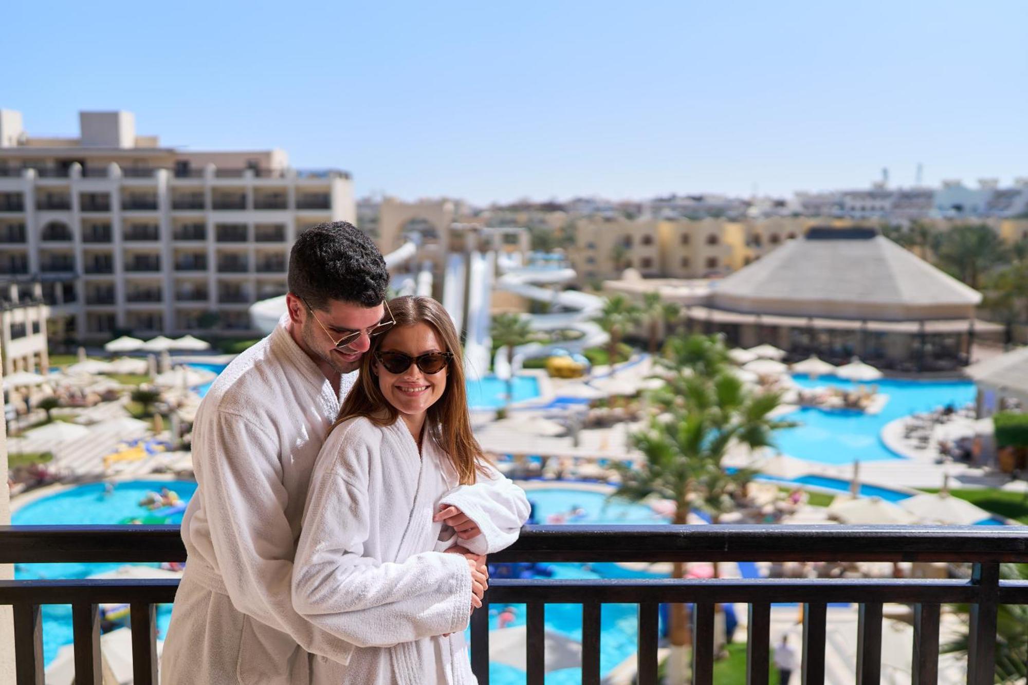 Steigenberger Aqua Magic, All Inclusive Hurghada Esterno foto A couple at a resort