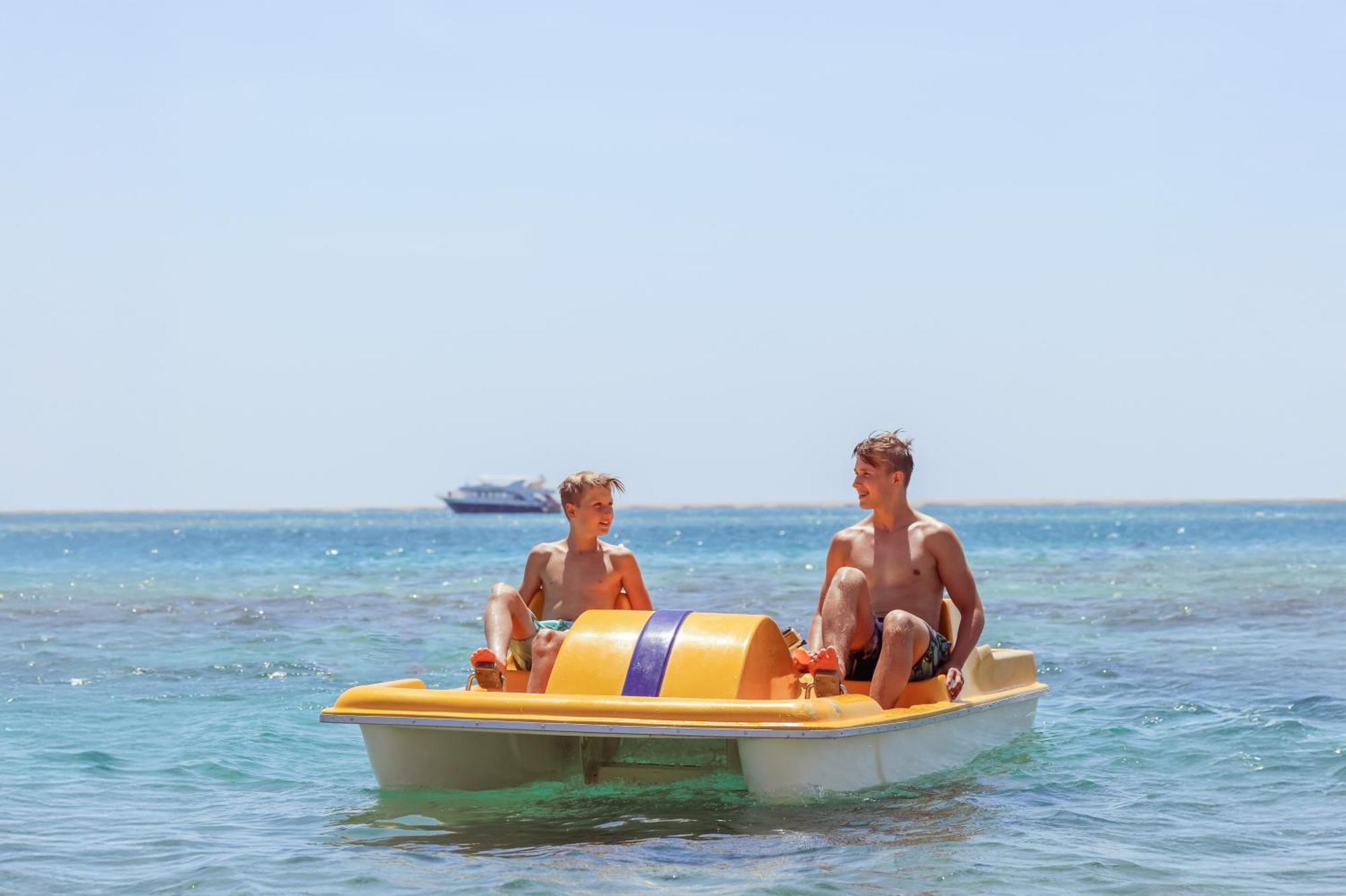 Steigenberger Aqua Magic, All Inclusive Hurghada Esterno foto A pedal boat